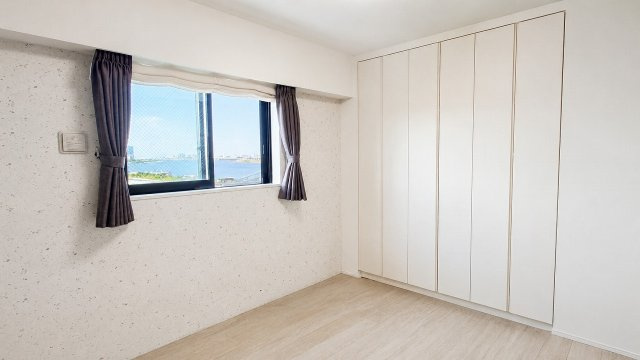 サンリヤン南砂町の洋室|【洋室】快適に過ごす条件は、一人ひとり違います。だからこそ飾り過ぎないシンプルな内装と偏り過ぎないデザインで統一しております。居住していく中でオーナー様だけの【マイホーム】に創り上げて下さい