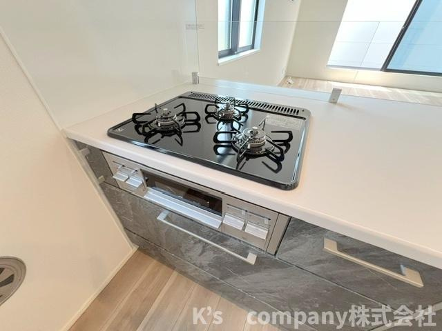 茅ヶ崎市下町屋2丁目　新築戸建　3号棟のキッチン|三口ガスコンロでお料理の幅が広がります◇