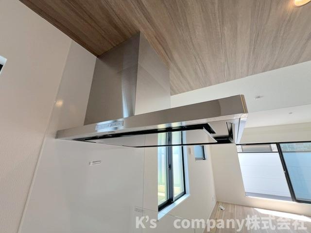茅ヶ崎市下町屋2丁目　新築戸建　3号棟のキッチン|お手入れのしやすいスリムタイプのレンジフード◇