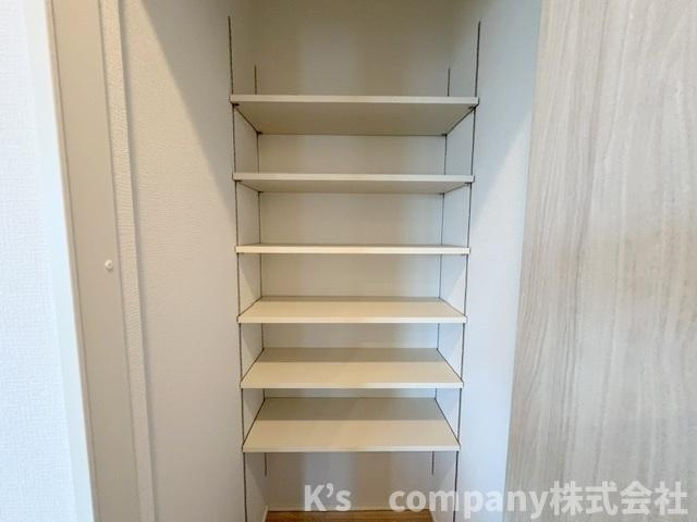 茅ヶ崎市下町屋2丁目　新築戸建　3号棟の収納|キッチンの横にあるあると嬉しいパントリー◇キッチンがすっきりと片付けられます◇