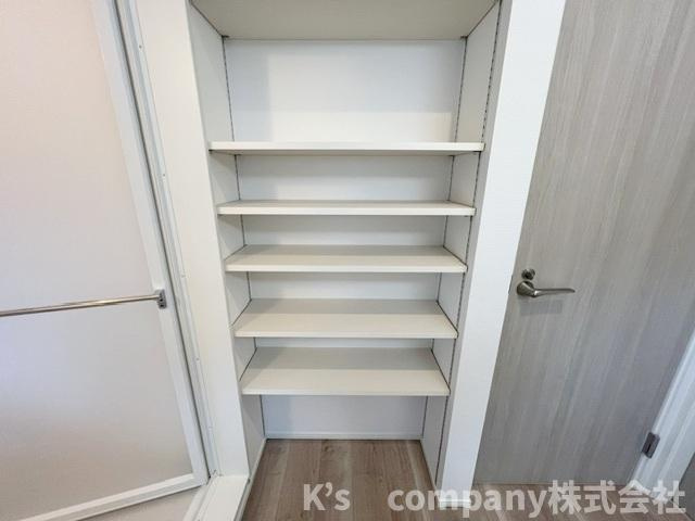 茅ヶ崎市下町屋2丁目　新築戸建　3号棟の収納|脱衣所にある仕切り棚付きの収納スペース◇タオル類や洗剤のストックなどの保管に役立ちます◇