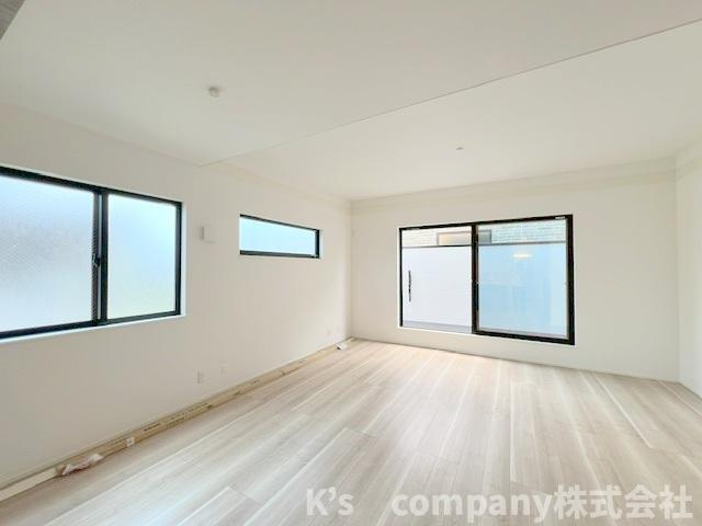 茅ヶ崎市下町屋2丁目　新築戸建　3号棟の居間・リビング|南向きリビングはゆとりの17.5帖◇ご家族が自然と集まる憩いのスペース♪