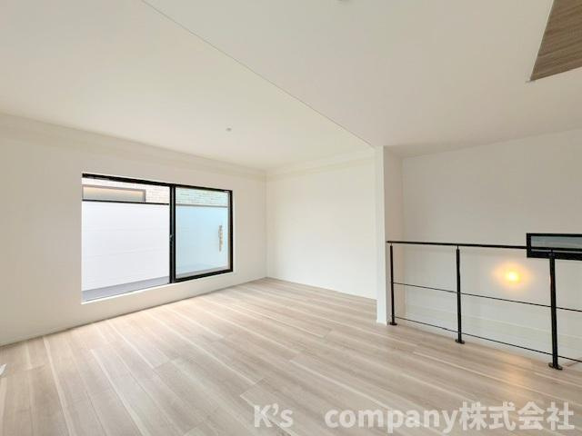 茅ヶ崎市下町屋2丁目　新築戸建　3号棟の居間・リビング|正面にあるバルコニーからも明るさを取り入れ、自然光がたくさん入る明るい空間☆