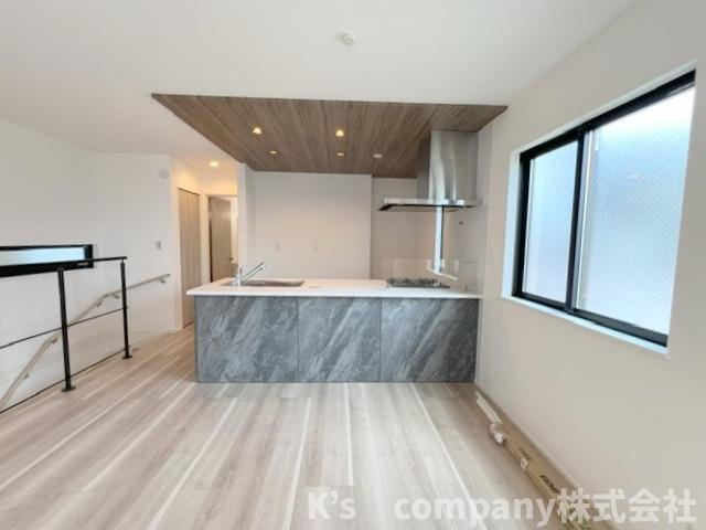茅ヶ崎市下町屋2丁目　新築戸建　3号棟の居間・リビング|リビングにいるご家族を感じながらお料理ができるカウンターキッチン☆