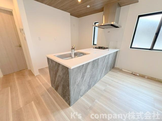 茅ヶ崎市下町屋2丁目　新築戸建　3号棟のキッチン|落ち着いた色合いのシステムキッチン☆小さなお子様のいるご家庭は見守りながら家事ができます◇