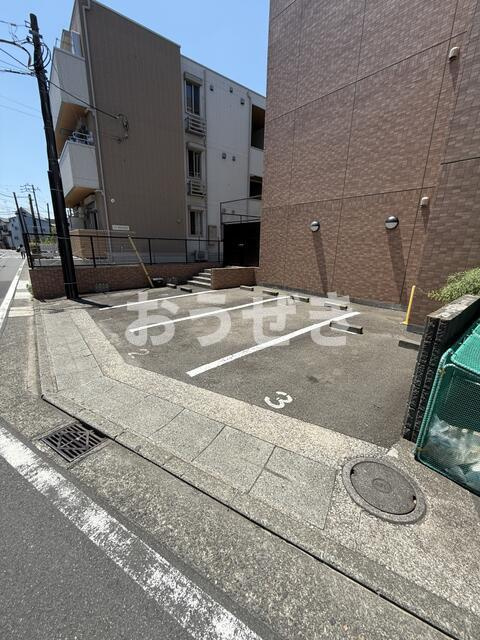 シャトーミニョンの駐車場