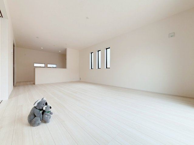 【居間・リビング】 | 前橋市亀里町　新築住宅 | 広々としたLDK。
大型の家具を置いてもゆったりくつろげます。