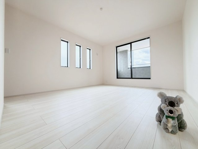 【洋室】 | 前橋市亀里町　新築住宅 | 3つの縦長の窓がアクセント。
WIC付きの洋室です。