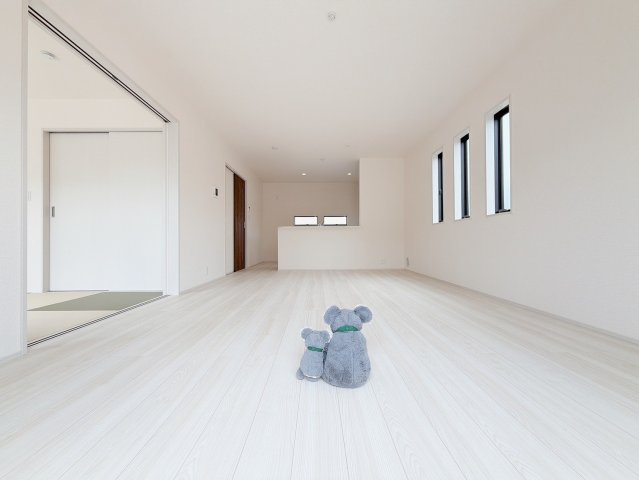 【居間・リビング】 | 前橋市亀里町　新築住宅 | ≪LDK≫
リビング・ダイニングは白を基調としたシンプルな空間。
雑貨やこだわりの家具など、レイアウトも自由に楽しめます！