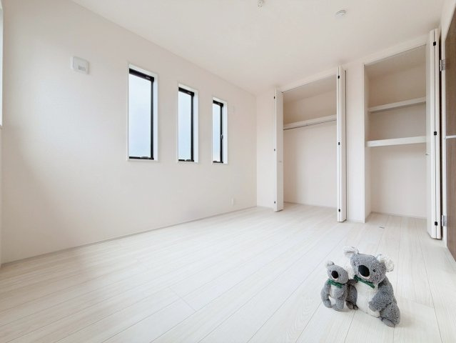 【洋室】 | 前橋市亀里町　新築住宅 | 分けて収納できるクローゼット付きの洋室。
扉付きなので家具を置いてもお部屋すっきり！