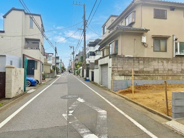 練馬区小竹町2丁目 限定1区画の前面道路含む現地写真|駅近でありながら落ち着いた住環境
伸びやかな6ｍ公道に面する整形地
