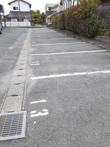 ニューシティ川島Ａの駐車場|駐車スペースもあります☆