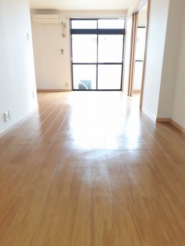 ニューシティ川島Ａの居間・リビング|明るい室内です☆
