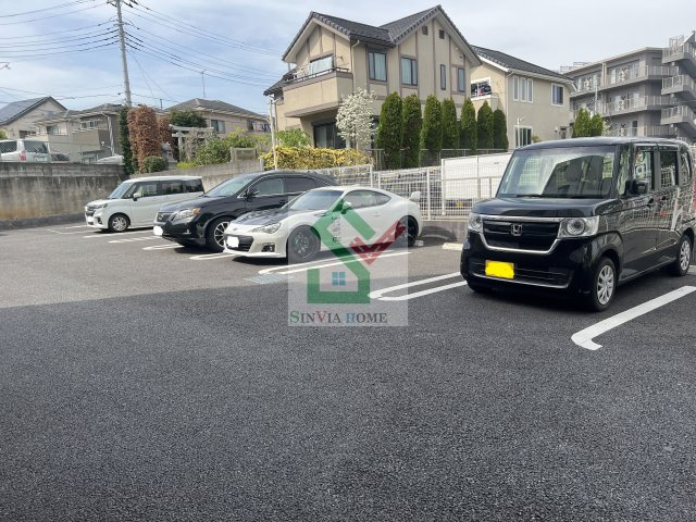 グランシャルマンの駐車場