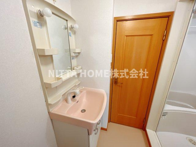 フロイライン　アミィＢの洗面所|洗面台の横に室内洗濯機置き場があります＊