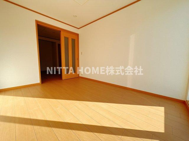フロイライン　アミィＢの洋室|１階のお部屋でお子様連れにもオススメです♪