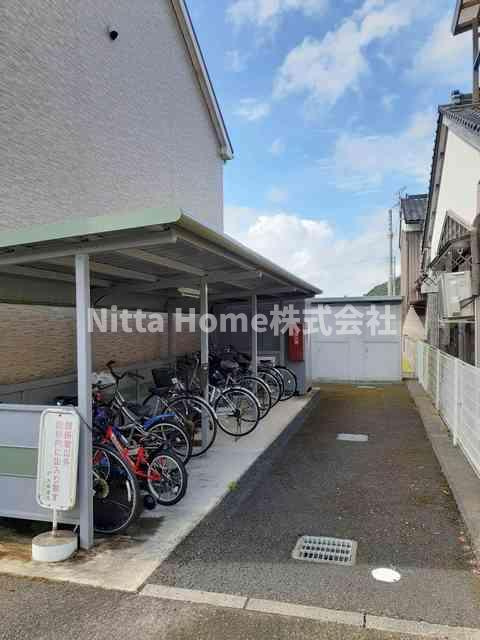 フロイライン　アミィＢのその他共用部分|屋根付きの駐輪場は無料です◎