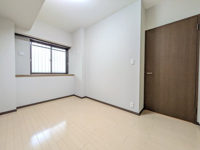 ル・アール高尾エグザフォートの子供部屋|～玄関入って右手、5.5帖の洋室です～