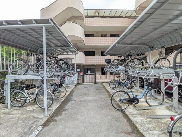 ル・アール高尾エグザフォートの駐輪場|～サイクルポート付きで雨の日も安心な駐輪場～