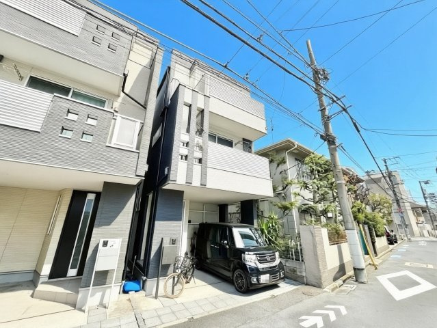渋谷区本町2丁目　中古戸建の前面道路含む現地写真|現地写真

現地ご見学希望・資料請求などお気軽にお問い合わせ下さい！
03-5990-5201