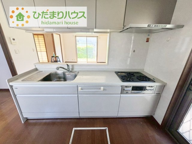 【キッチン】 | 常総市内守谷町きぬの里３丁目　中古戸建 | 3口コンロでお料理する時間も短くなりそうですね(*‘∀‘)