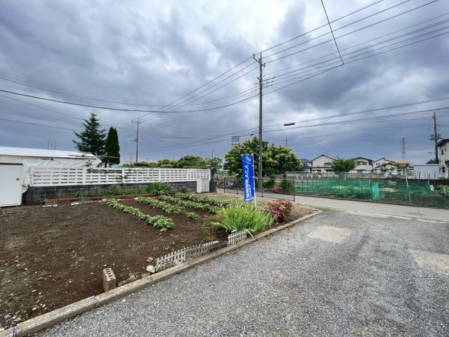 敷地面積32.66坪　売地　所沢市下富の前面道路含む現地写真|角地！西側通路約４ｍ、南側公道約４ｍ、南道路の為日当たり良好です♪
現地（2026年5月）撮影