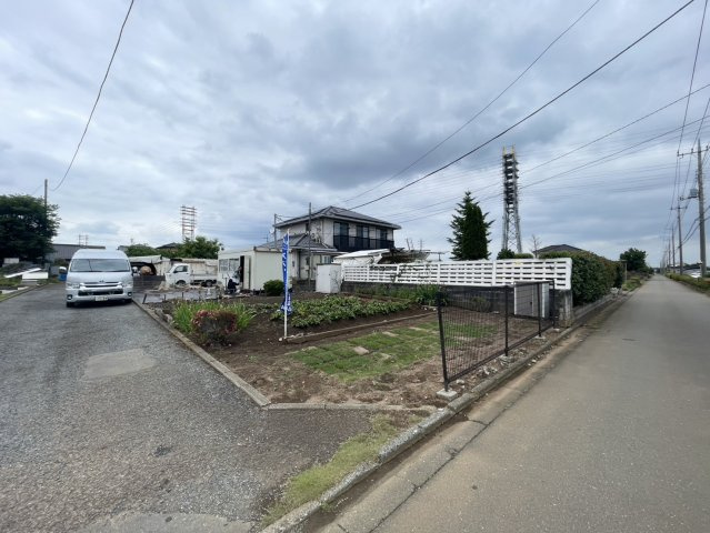 敷地面積32.66坪　売地　所沢市下富の前面道路含む現地写真|角地！西側通路約４ｍ、南側公道約４ｍ、南道路の為日当たり良好です♪
現地（2026年5月）撮影