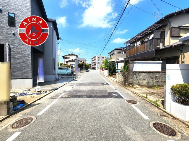 福岡市早良区南庄3丁目第1-2棟（1号棟）　の前面道路含む現地写真|前面道路は閑静な住宅地をはしる車通りの少ない道路。お車の出し入れが苦手なママや小さなお子様にも安心ですね。しっかり舗装もされているので、ベビーカーや自転車で通っても快適に通行できます。