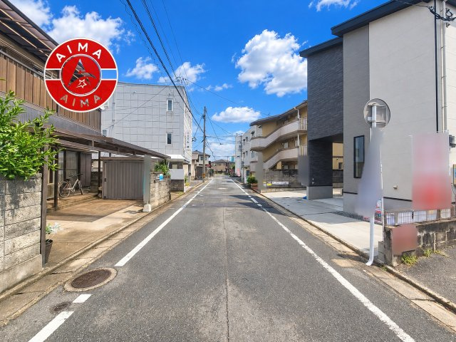 福岡市早良区南庄3丁目第1-2棟（1号棟）　の前面道路含む現地写真|前面道路は閑静な住宅地をはしる車通りの少ない道路。お車の出し入れが苦手なママや小さなお子様にも安心ですね。しっかり舗装もされているので、ベビーカーや自転車で通っても快適に通行できます。