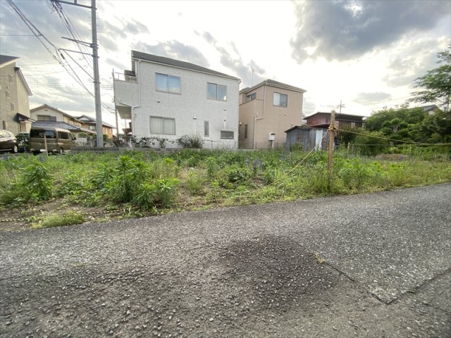 入間市春日町２丁目売地の前面道路含む現地写真
