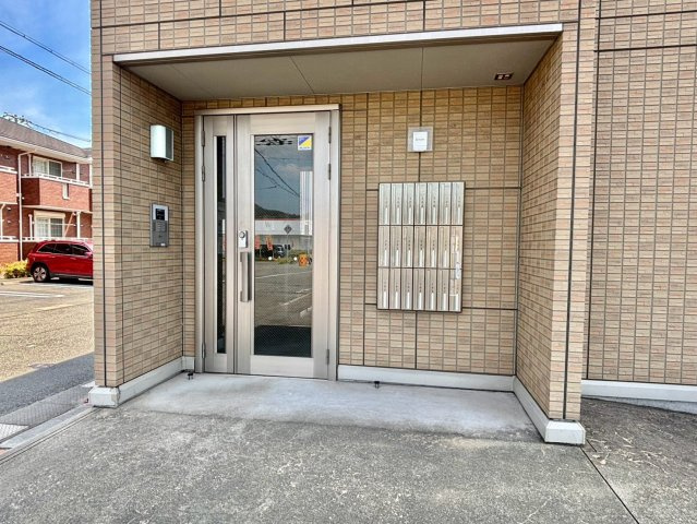 セジュール町坪のエントランス