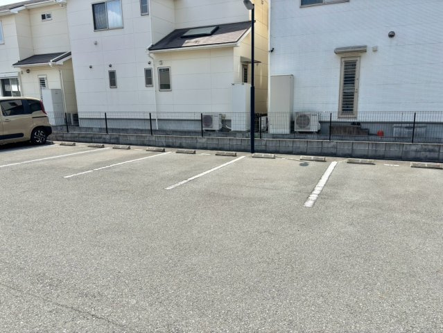 セジュール町坪の駐車場