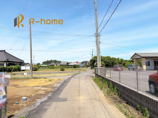 土浦市神立町第9　新築戸建て　5号棟の前面道路含む現地写真|周辺環境も併せて案内致します♪
閑静な住宅地で笑顔あふれる新生活！
ぜひ現地へお越しください♪
