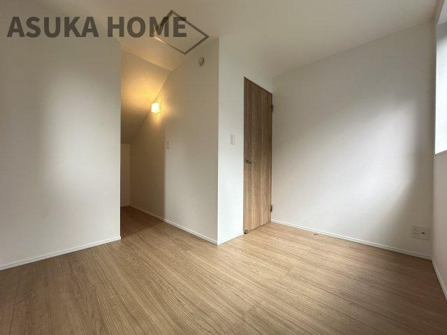 西区御所山町戸建の洋室|広々とした6.3帖の主寝室は居心地も良さそうですね。