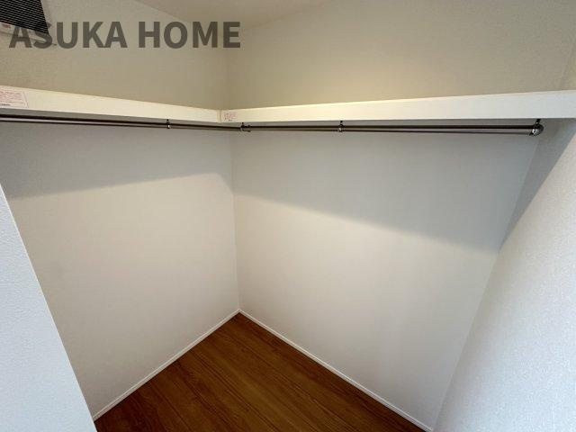 西区御所山町戸建の収納|お部屋が開放的な印象になるオープンクローゼットです。出し入れもしやすいので家事効率もあがりますよ。