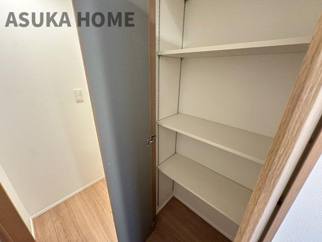 西区御所山町戸建の収納|廊下にも可動棚の収納スペースがあります。掃除用具や買い置きもスッキリ収納出来ます。