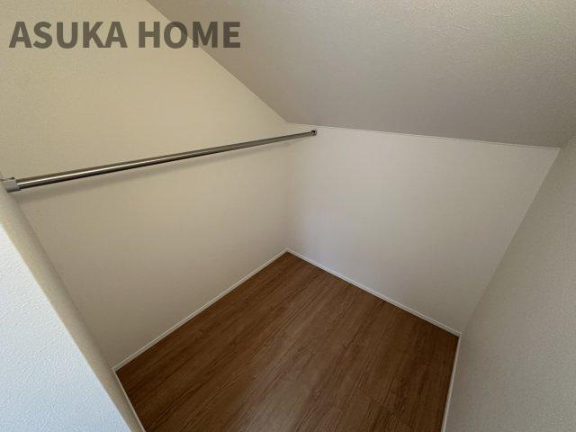 西区御所山町戸建の収納|衣類や箱物や思い出の品もたっぷり収納できるので、整理整頓にも◎。お部屋もより広々と使えます。