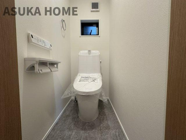 西区御所山町戸建のトイレ|温水洗浄便座のトイレ設備です！