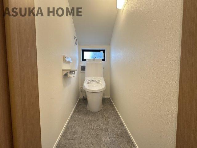 西区御所山町戸建のトイレ|1階・3階の2ヶ所にトイレ設置しています。