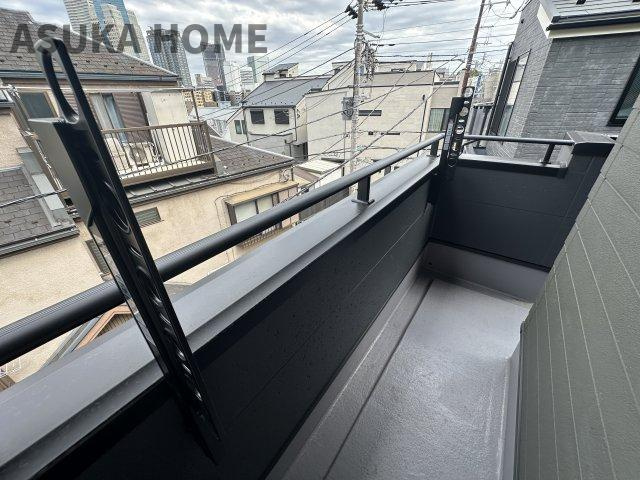 西区御所山町戸建のバルコニー|南東向きで陽当りの良いバルコニーは、風通りも良く洗濯物の渇きも早く家事の時短にもなりますよ。