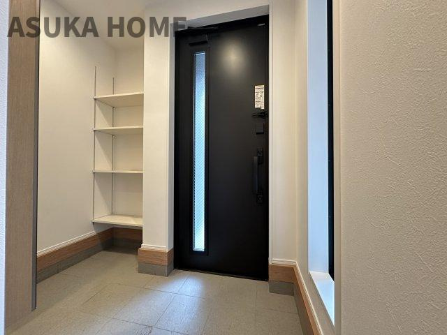 西区御所山町戸建の玄関|落ち着いた雰囲気の奥行きのある玄関です。電子キーを採用しているので、手がふさがっている時も便利です。