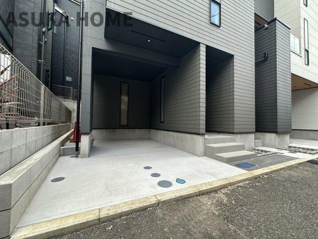 西区御所山町戸建の駐車場|幅が有りドアも開けやすいので乗り降りがしやすい設計の駐車場です。
