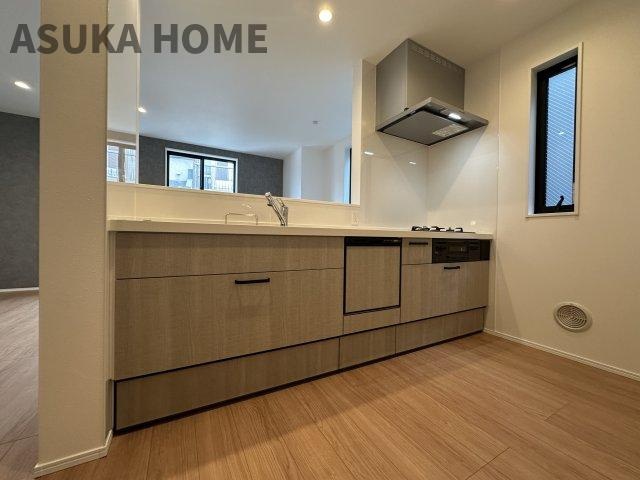西区御所山町戸建のキッチン|LDKが見渡せる対面キッチン、お料理をしながら家族との団欒の時間も過ごせるキッチンです。