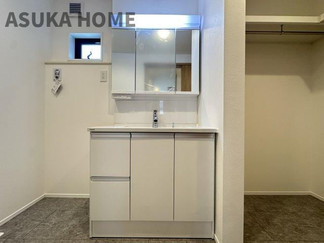 西区御所山町戸建の独立洗面台|使いやすそうな3面鏡の洗面化粧台です♪洗面所内には収納棚も完備しているので、すっきりつかえそうですね