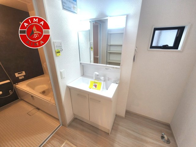 福岡市早良区南庄3丁目第1-2棟（2号棟）　の内観：施工例|毎日使うものだから清潔な空間を保ちたい水回り。洗面にはそんな願いを解消させてくれる収納アイデアが満載です。三面鏡の裏側にはキャビネットが現れ小物から背の高い物まで収納できます。