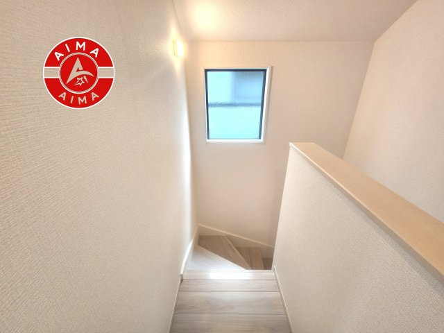 福岡市早良区南庄3丁目第1-2棟（2号棟）　の内観：施工例|＜手すり付階段＞手すりがないと階段の昇り降りで危険なことはもちろん、壁に手をつきながら歩くことで壁紙が汚れやすくなります。すべての方に快適に昇り降りしていただくため、手すりを設置しました。
