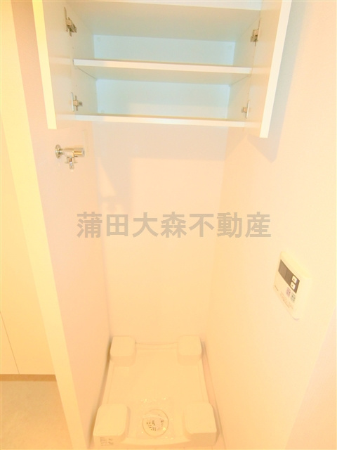 レジディア大森Ⅲの設備|上部棚収納付の室内洗濯機置き場