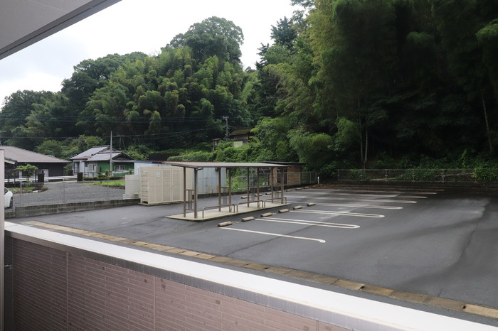 シェシレーヌの駐車場