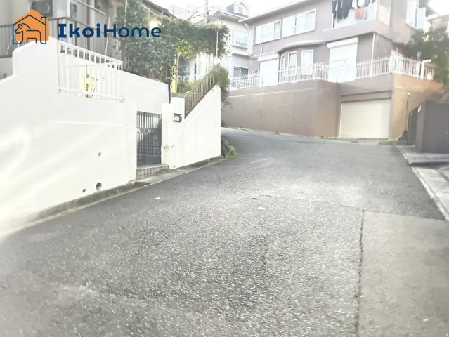 神戸市西区有瀬　中古戸建の前面道路含む現地写真|●資料・カタログのご請求無料●　神陵台小学校までは徒歩8分、神陵台中学校までは徒歩6分。