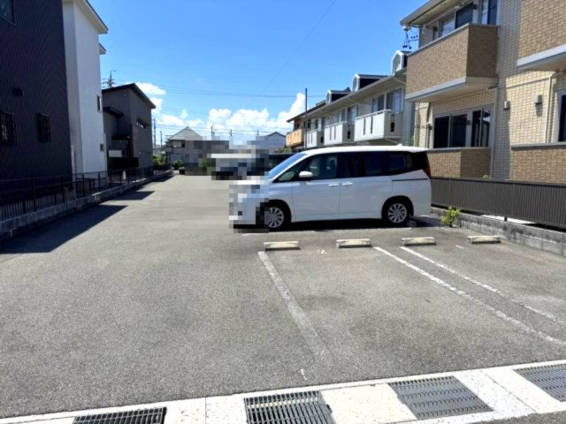 カーサスガⅡの駐車場